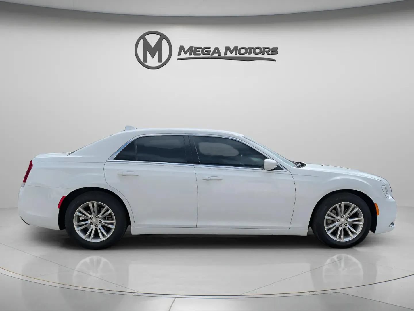 Used 2021 Chrysler 300 Touring w/ Driver Convenience Group RWD image 9