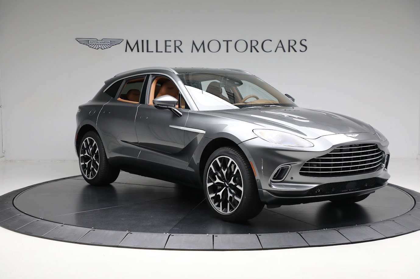Used 2024 Aston Martin DBX AWD/4WD image 10