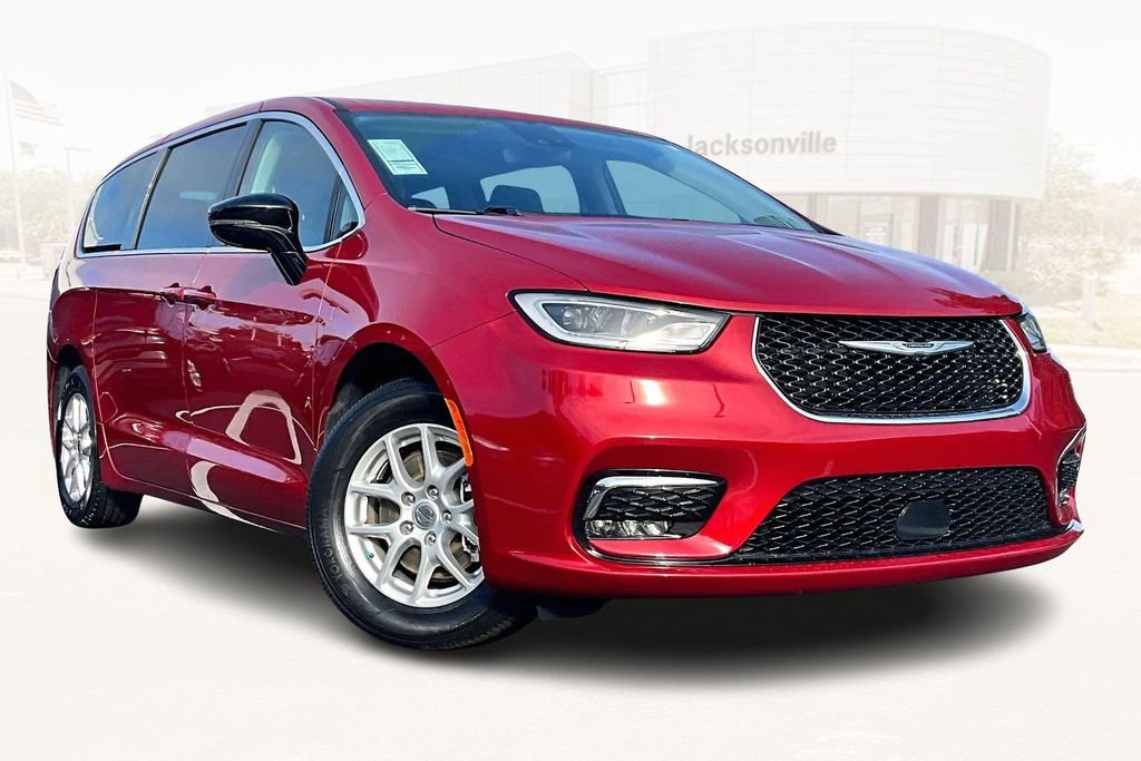 Used 2024 Chrysler Pacifica Touring-L image 3