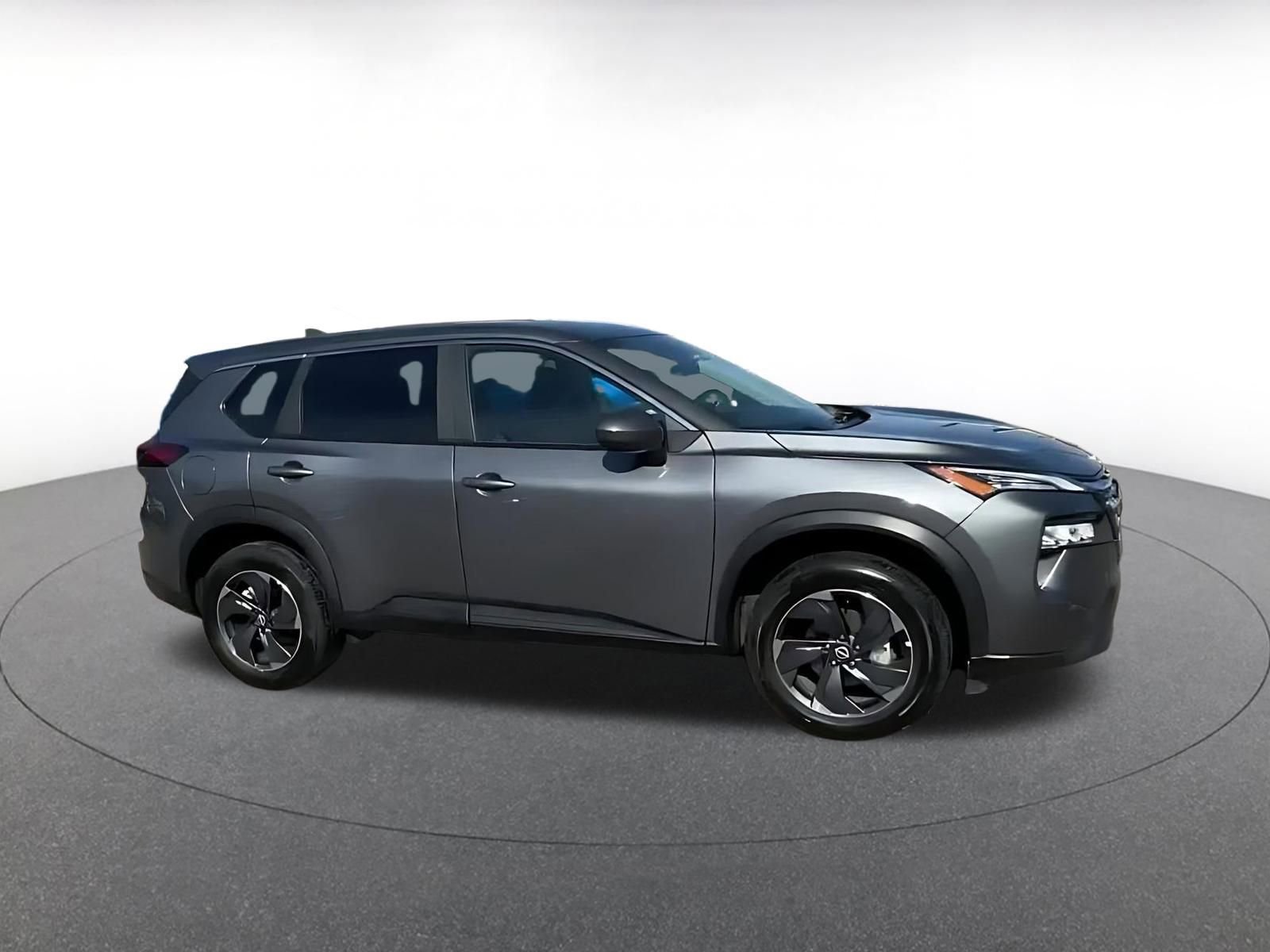 Used 2025 Nissan Rogue SV image 2