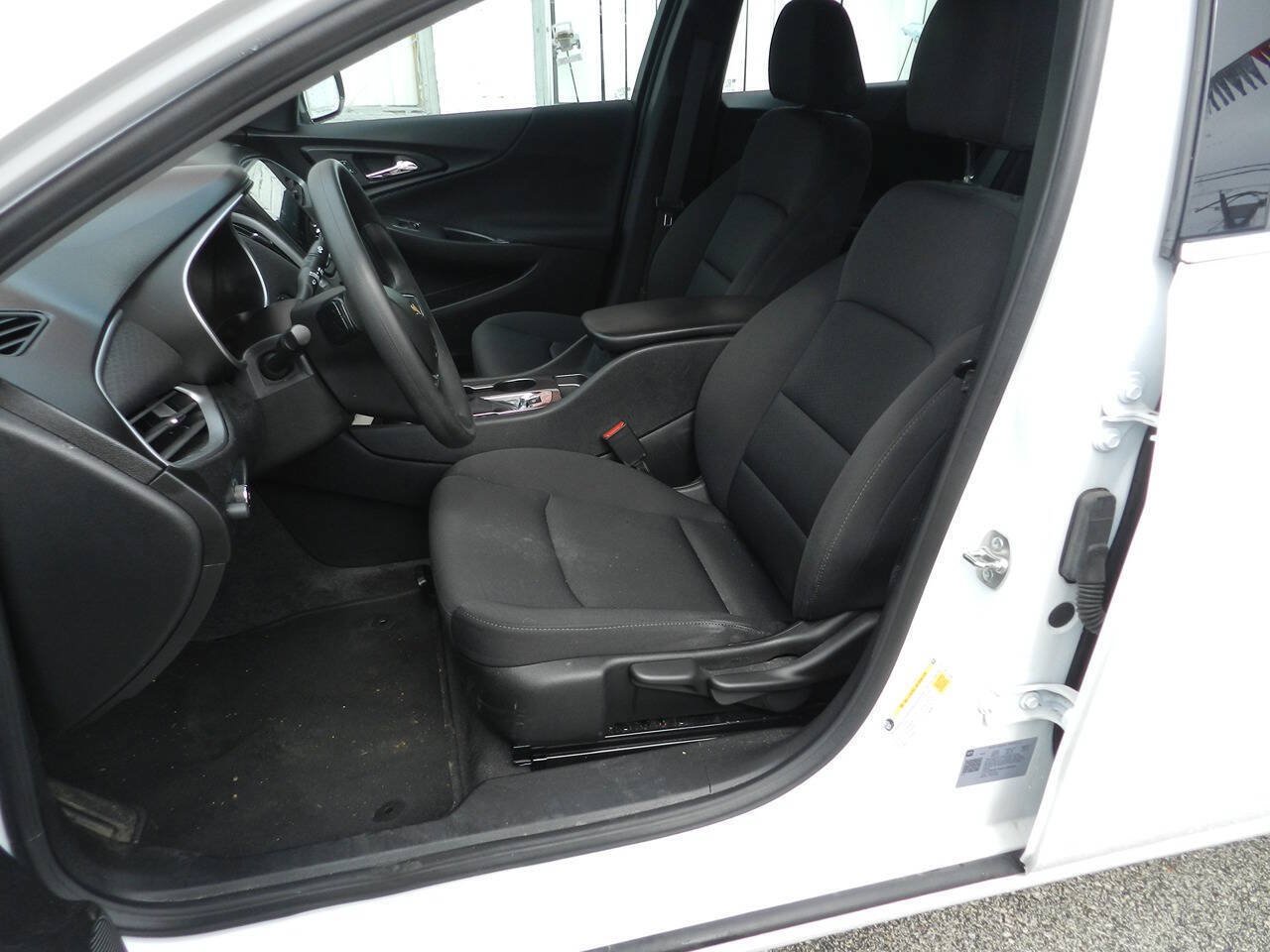 Used 2024 Chevrolet Malibu LS FWD image 2