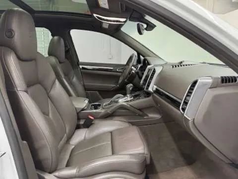 Used 2018 Porsche Cayenne Platinum Edition image 16