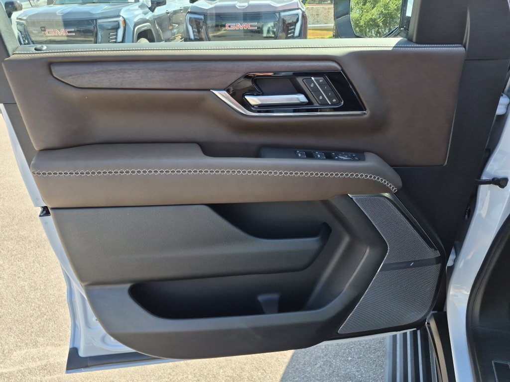 New 2026 GMC Yukon Denali Ultimate w/ LPO, Floor Liner Package AWD/4WD image 16