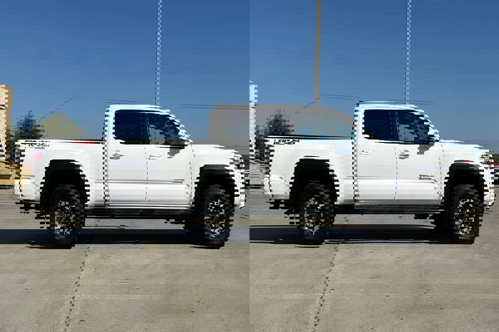 Used 2021 Toyota Tacoma TRD Off-Road image 2