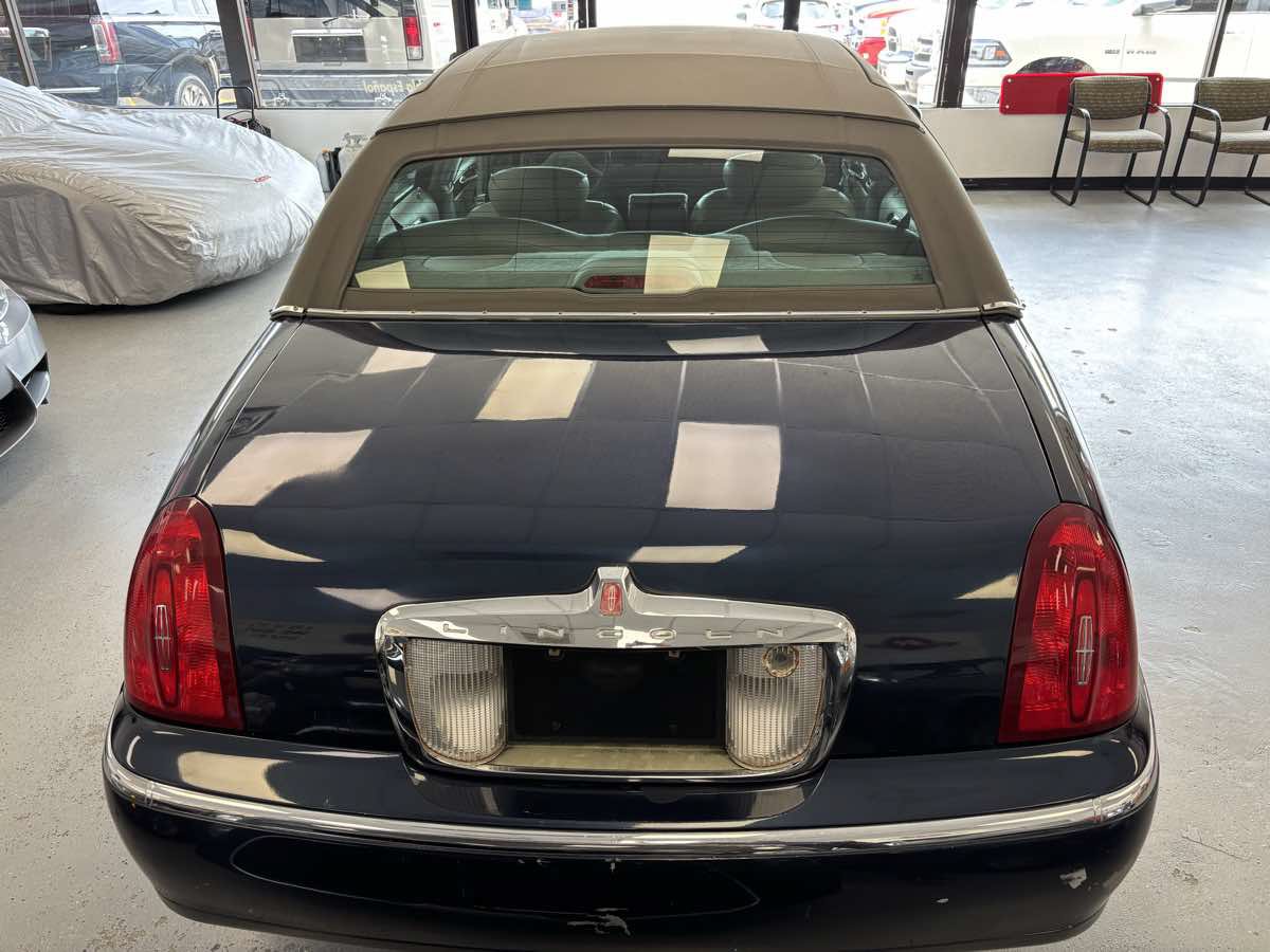 Used 2001 Lincoln Town Car Signature RWD image 10