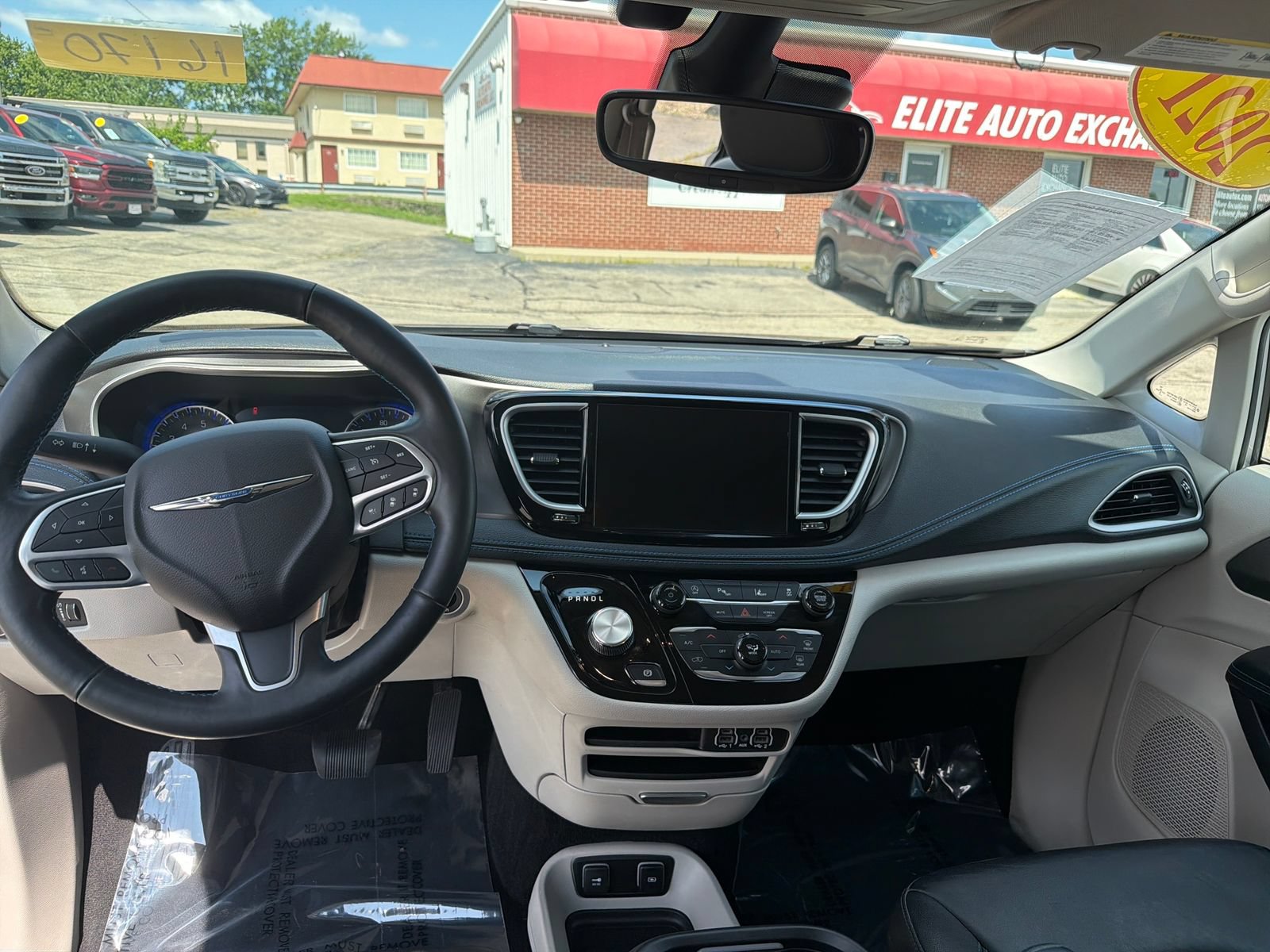 Used 2021 Chrysler Pacifica Touring-L FWD image 13