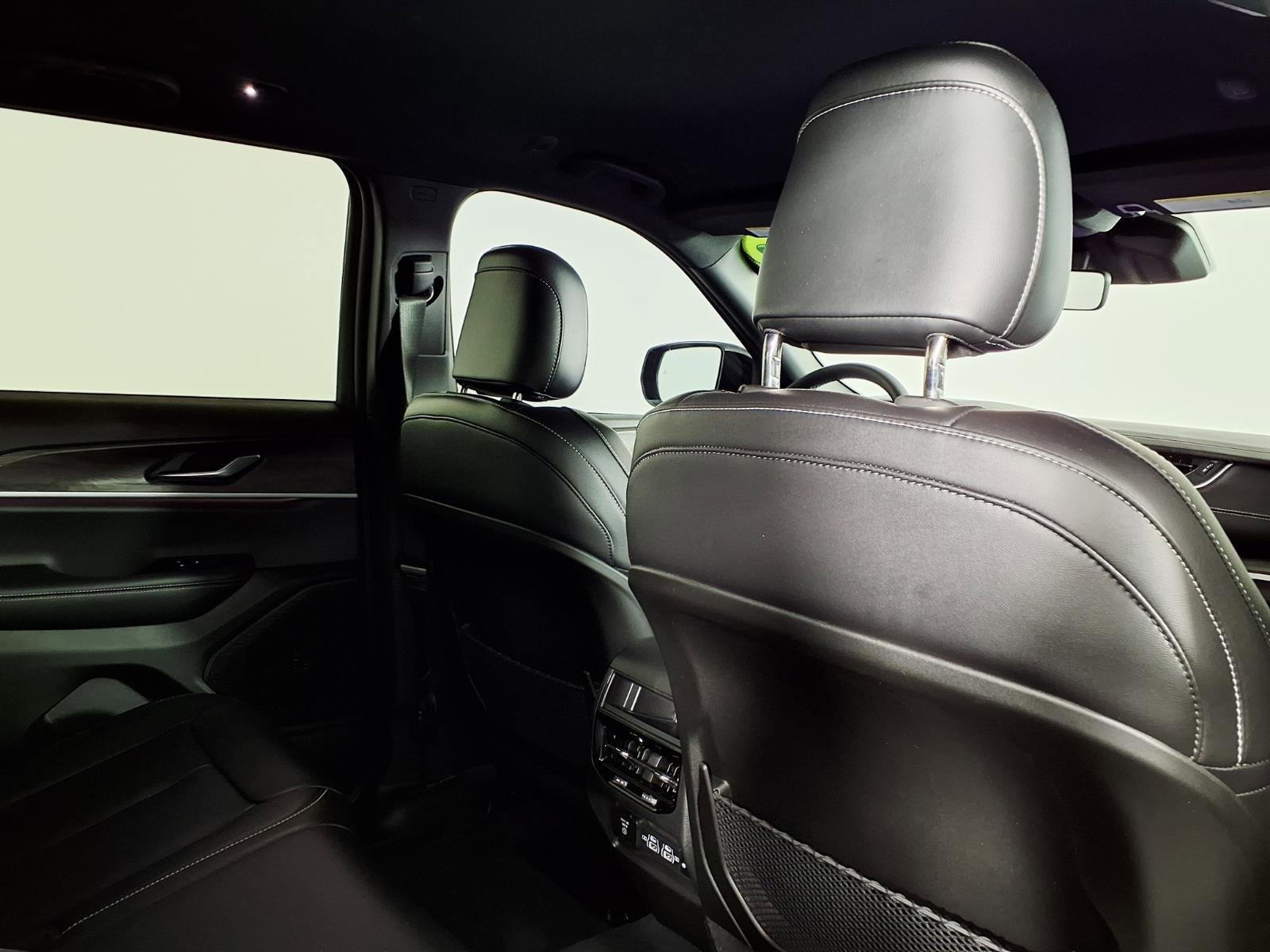 Used 2025 Jeep Grand Cherokee Limited w/ Black Appearance Package image 11