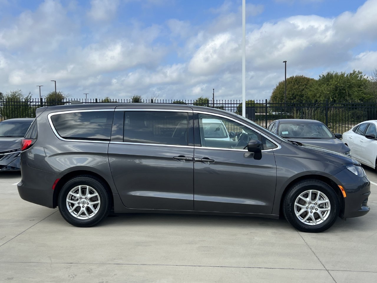 Used 2022 Chrysler Voyager LX FWD image 3