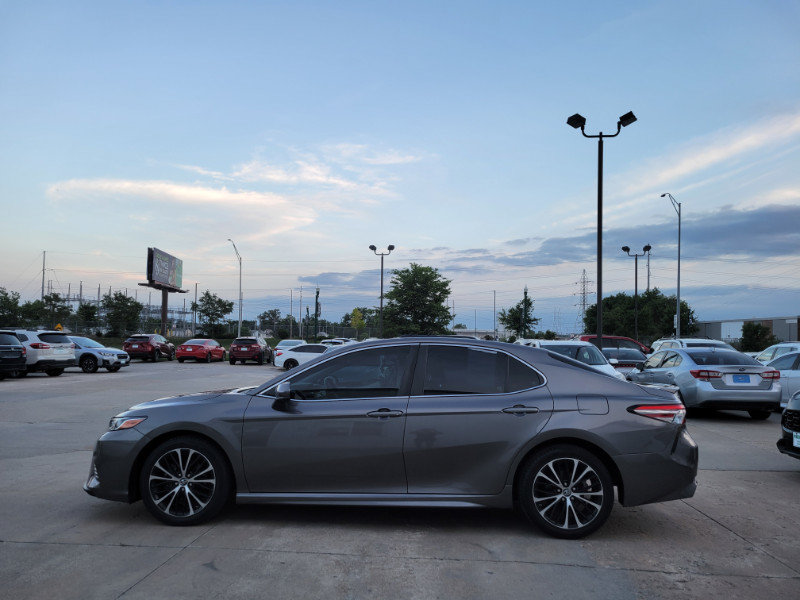 Used 2018 Toyota Camry SE FWD image 5
