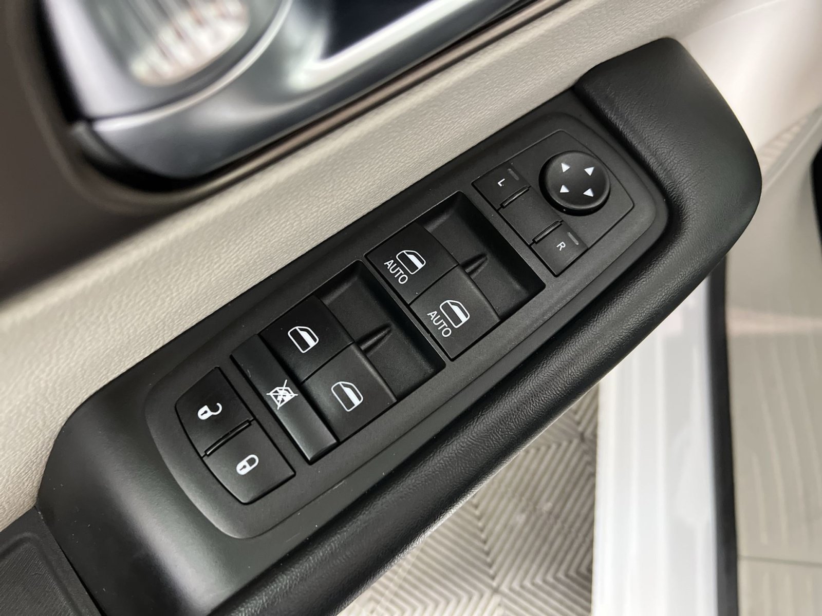 Used 2022 Chrysler Voyager LX FWD image 15