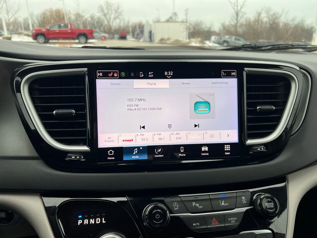 Used 2024 Chrysler Pacifica Touring-L image 27