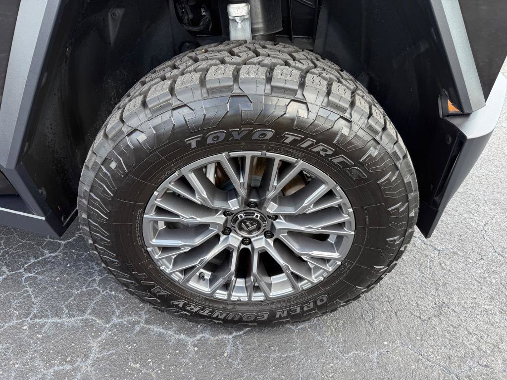 Used 2024 Tesla Cybertruck AWD Crew Cab image 23