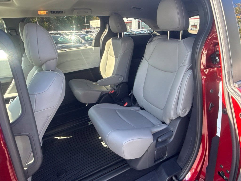 Certified 2026 Toyota Sienna XLE FWD image 15