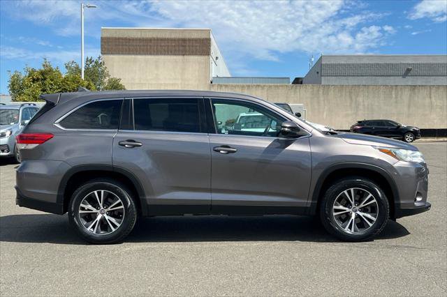 Certified 2019 Toyota Highlander Plus FWD image 6