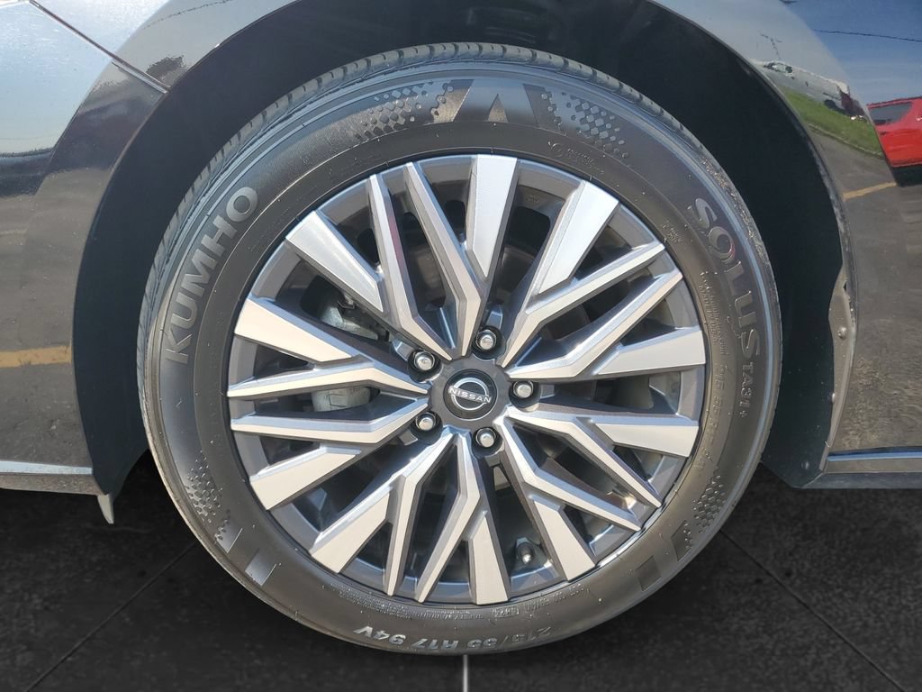Used 2025 Nissan Altima 2.5 SV FWD image 12