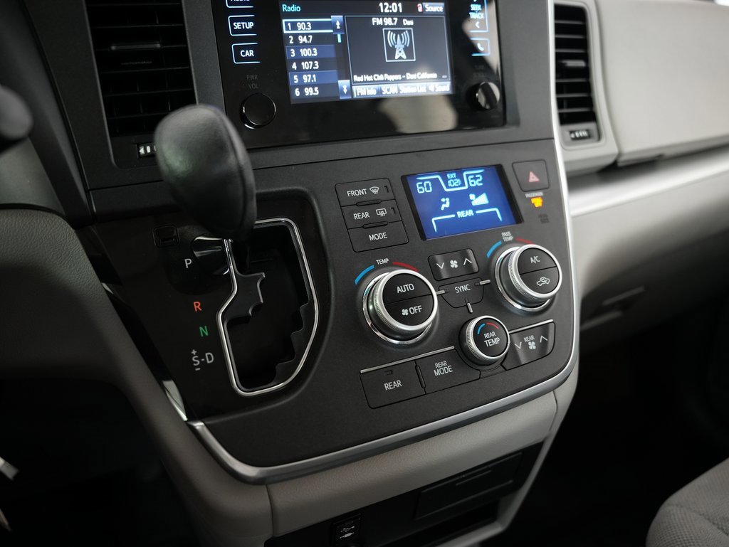 Used 2015 Toyota Sienna L image 26