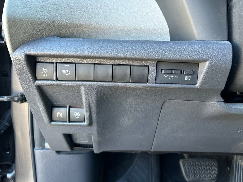 Used 2022 Toyota Sienna Limited image 18