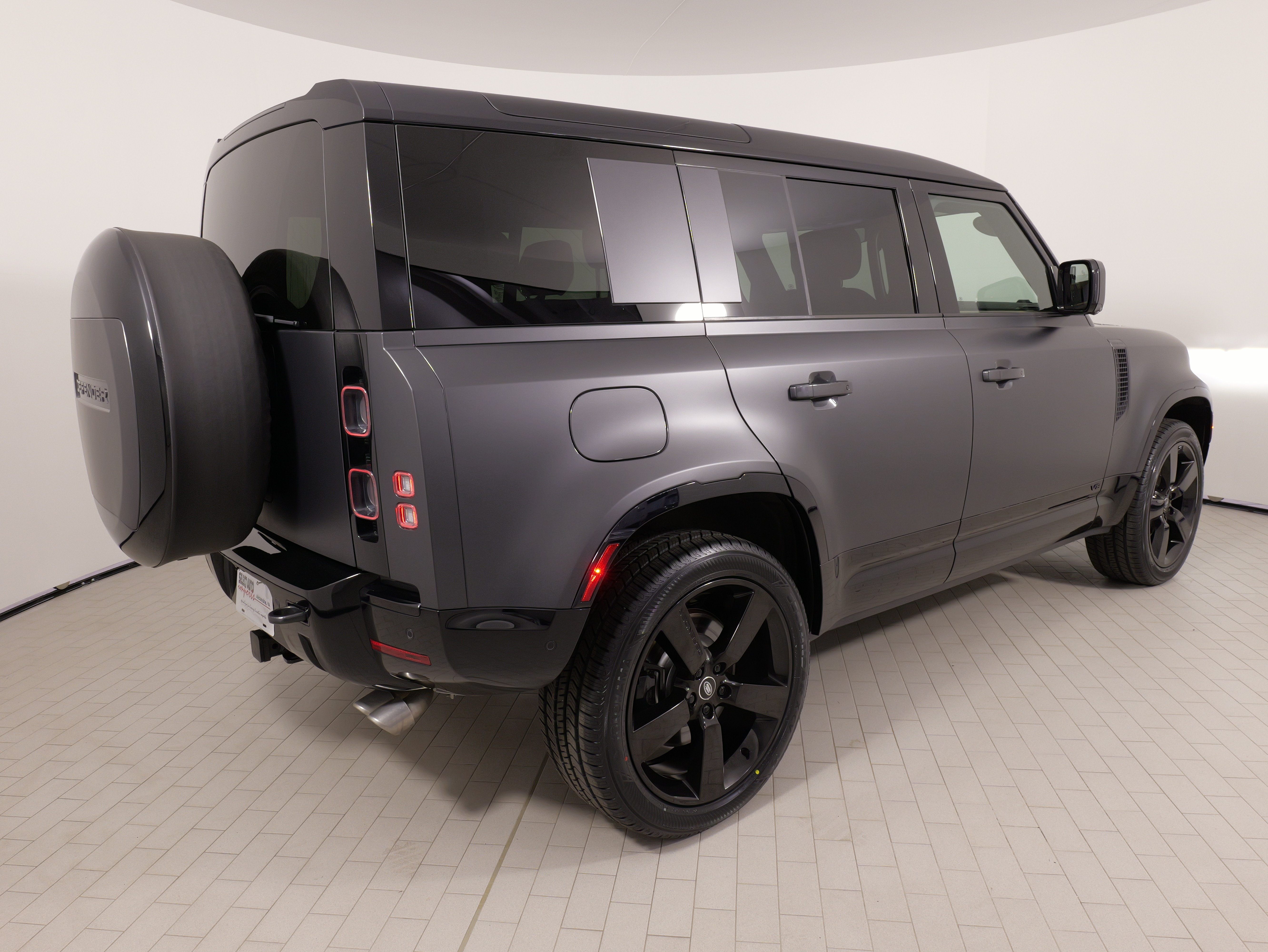 Used 2025 Land Rover Defender 110 V8 AWD/4WD image 14
