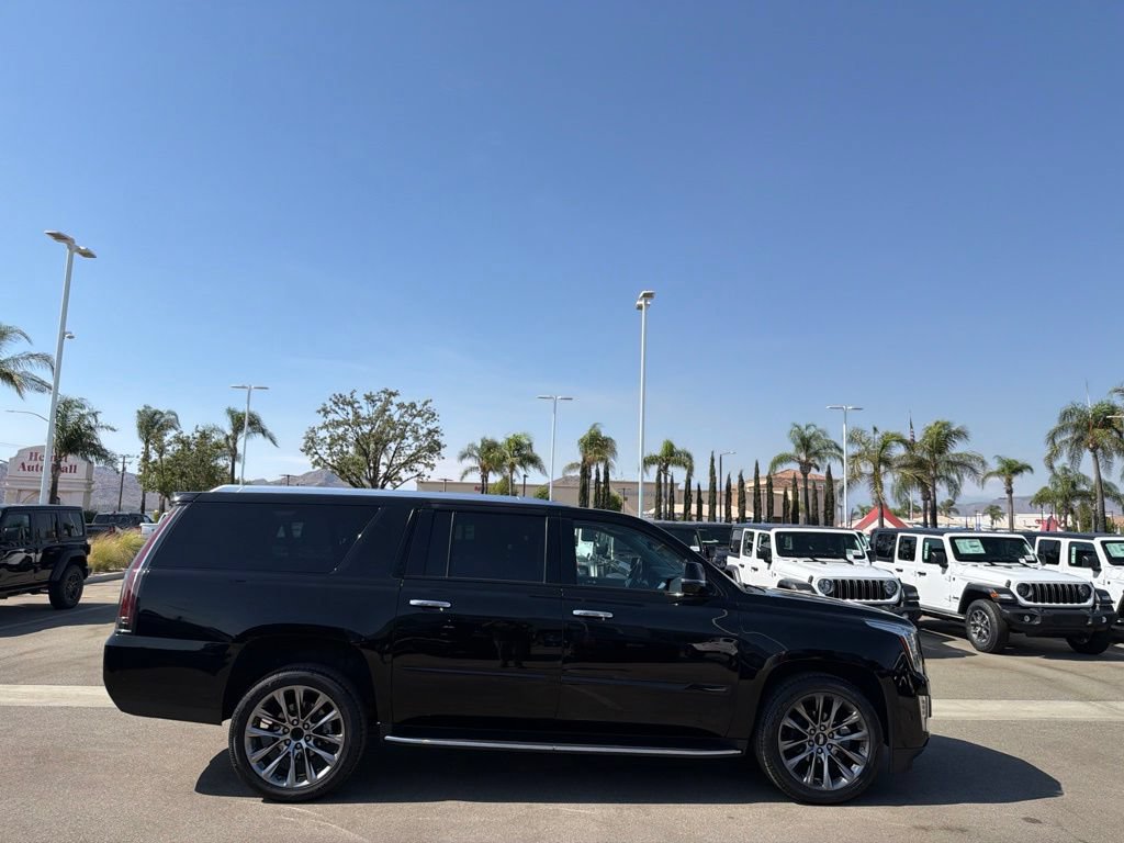 Used 2020 Cadillac Escalade ESV Premium Luxury w/ Escalade Sport Edition AWD/4WD image 9