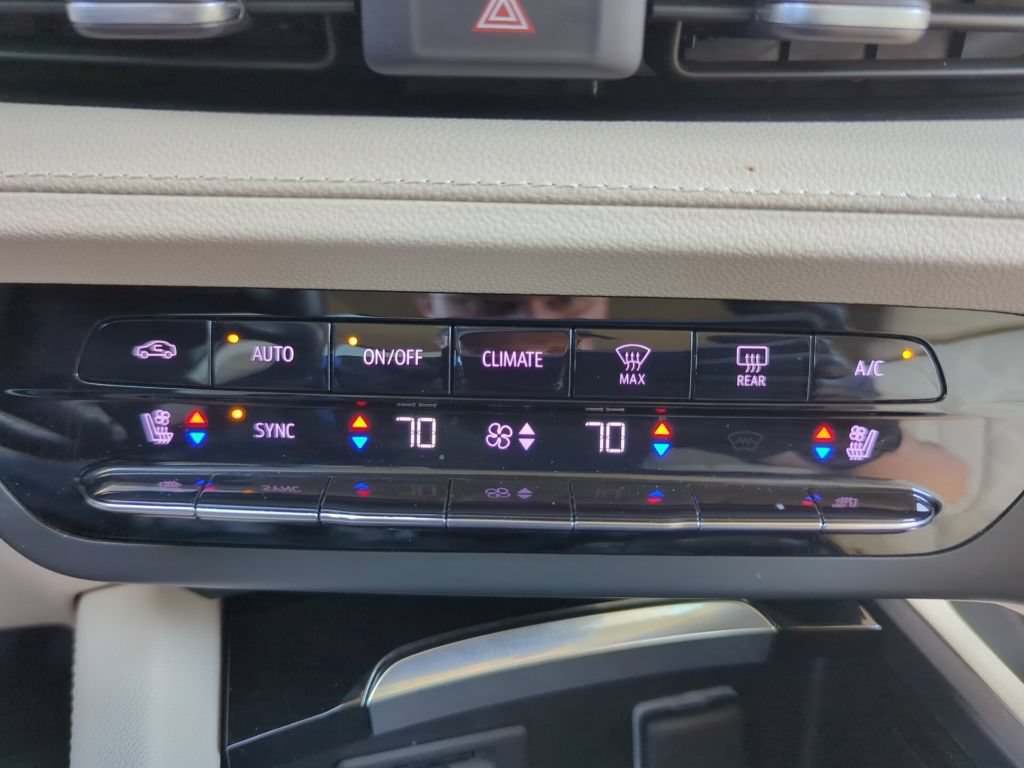 Used 2023 Buick Envision Avenir AWD/4WD image 21