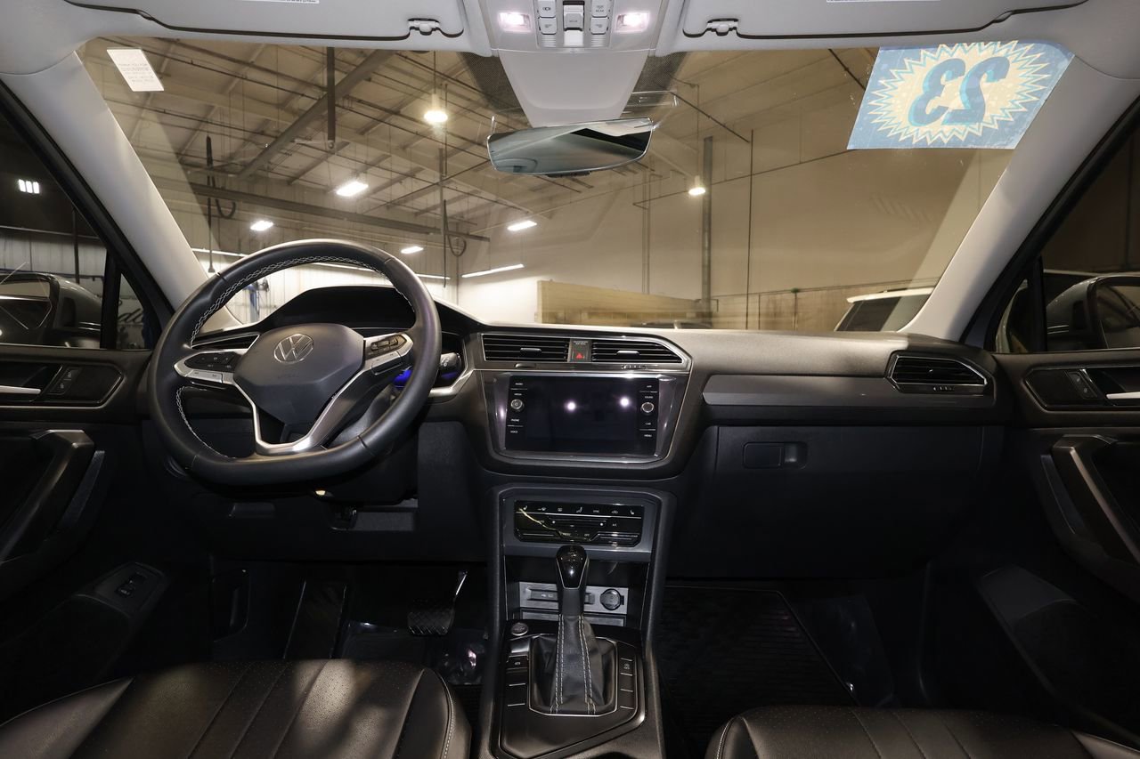 Used 2023 Volkswagen Tiguan SE w/ Panoramic Sunroof Package image 28