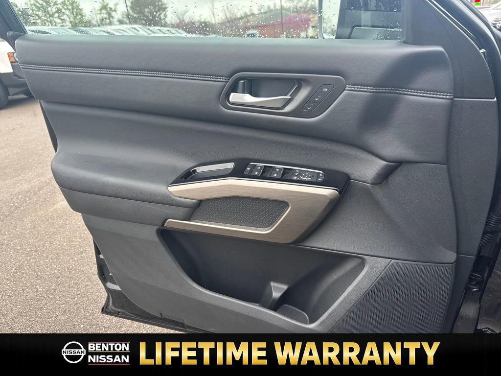 Used 2025 Nissan Pathfinder Platinum w/ Cargo Package image 12