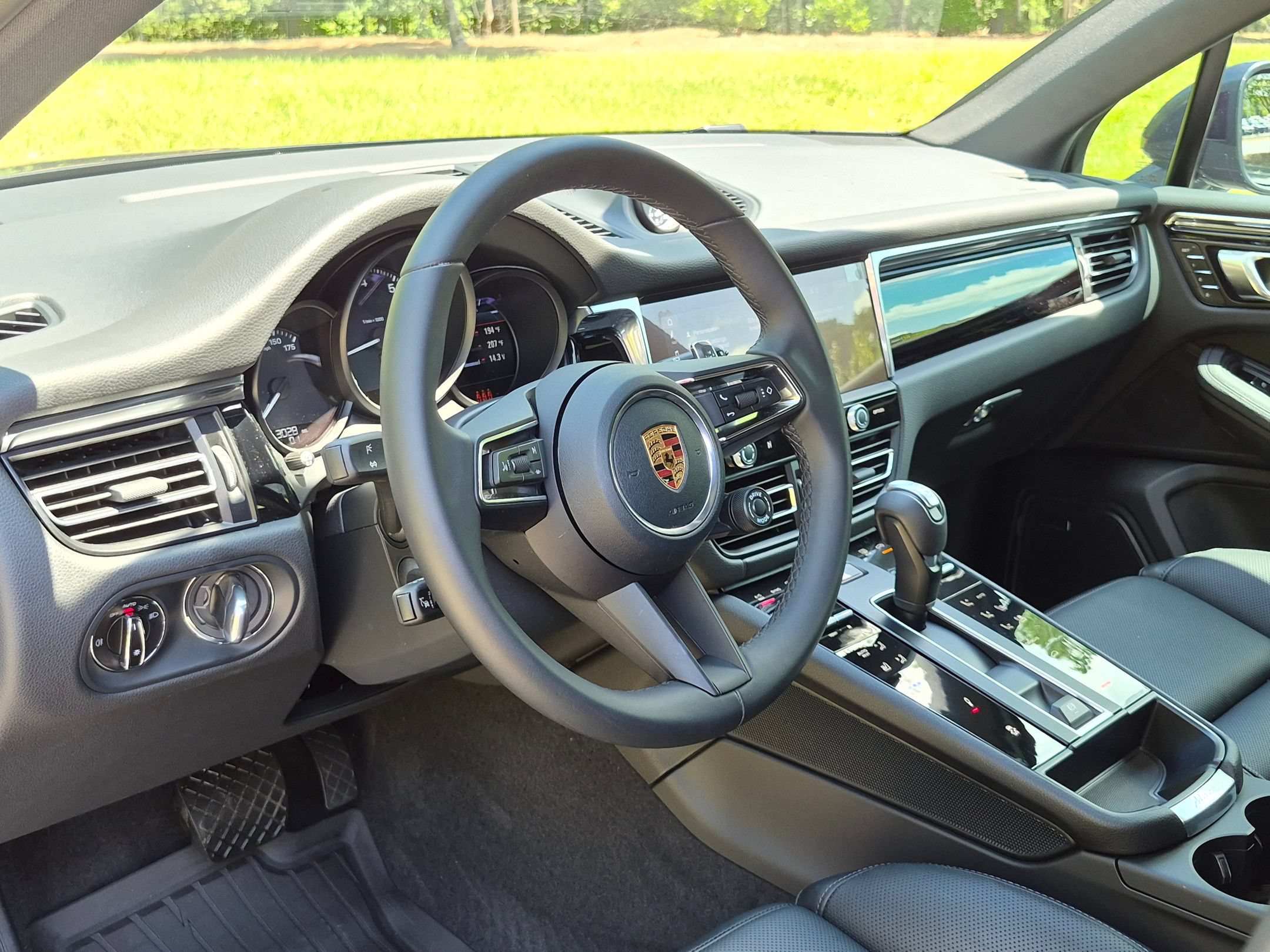Certified 2026 Porsche Macan AWD/4WD image 4