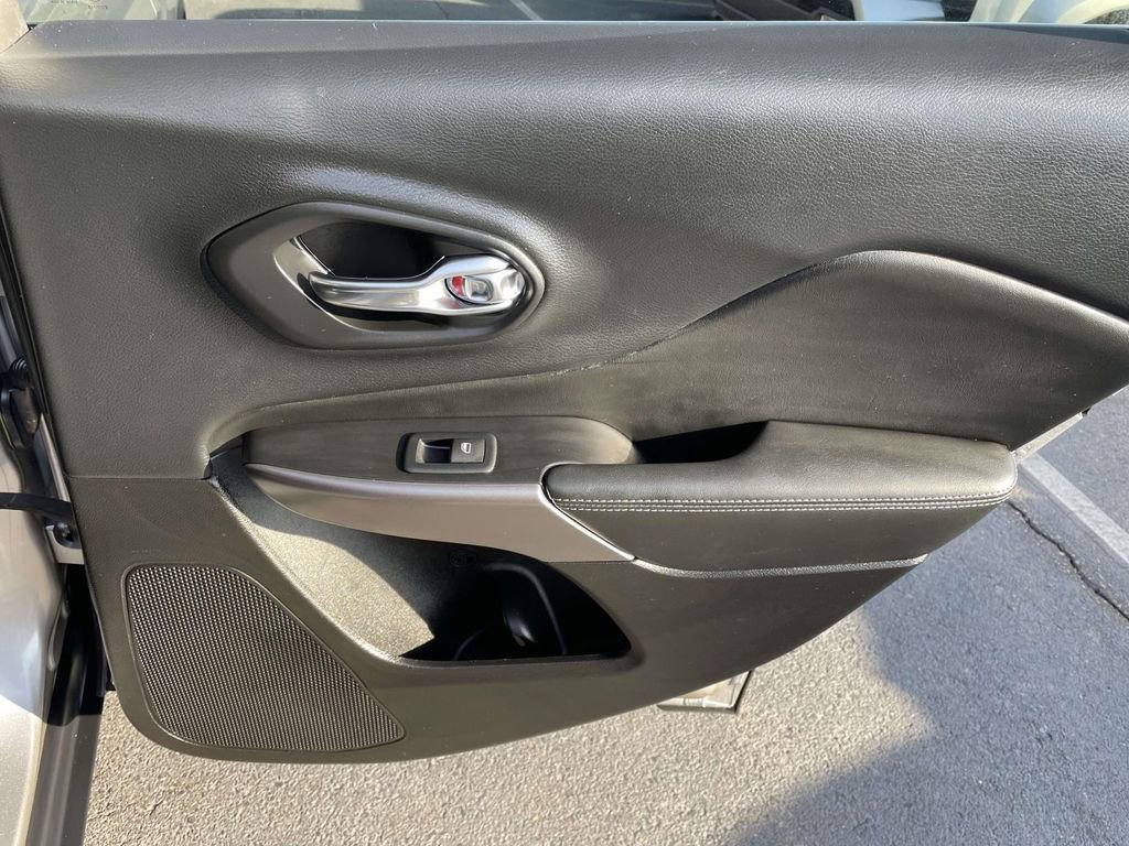 Used 2019 Jeep Cherokee Latitude Plus image 42