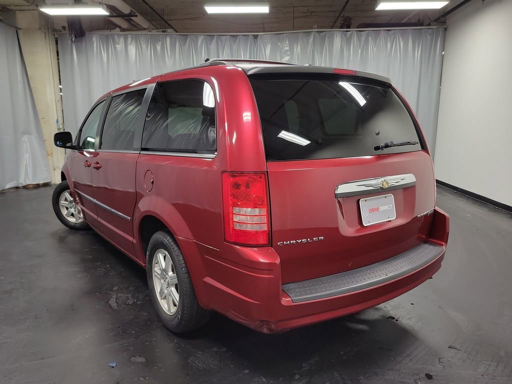 Used 2010 Chrysler Town & Country Touring image 6