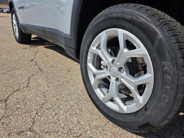 Used 2024 Jeep Compass Latitude image 32