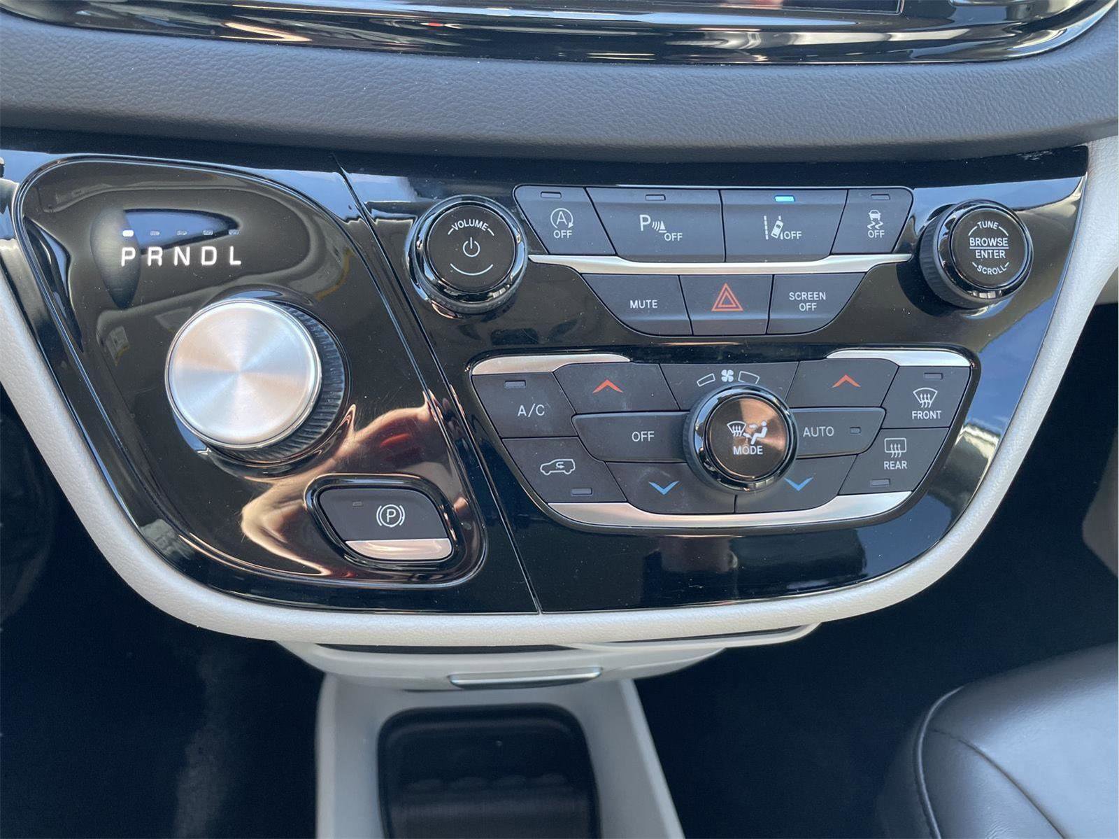 Used 2023 Chrysler Pacifica Touring-L image 31