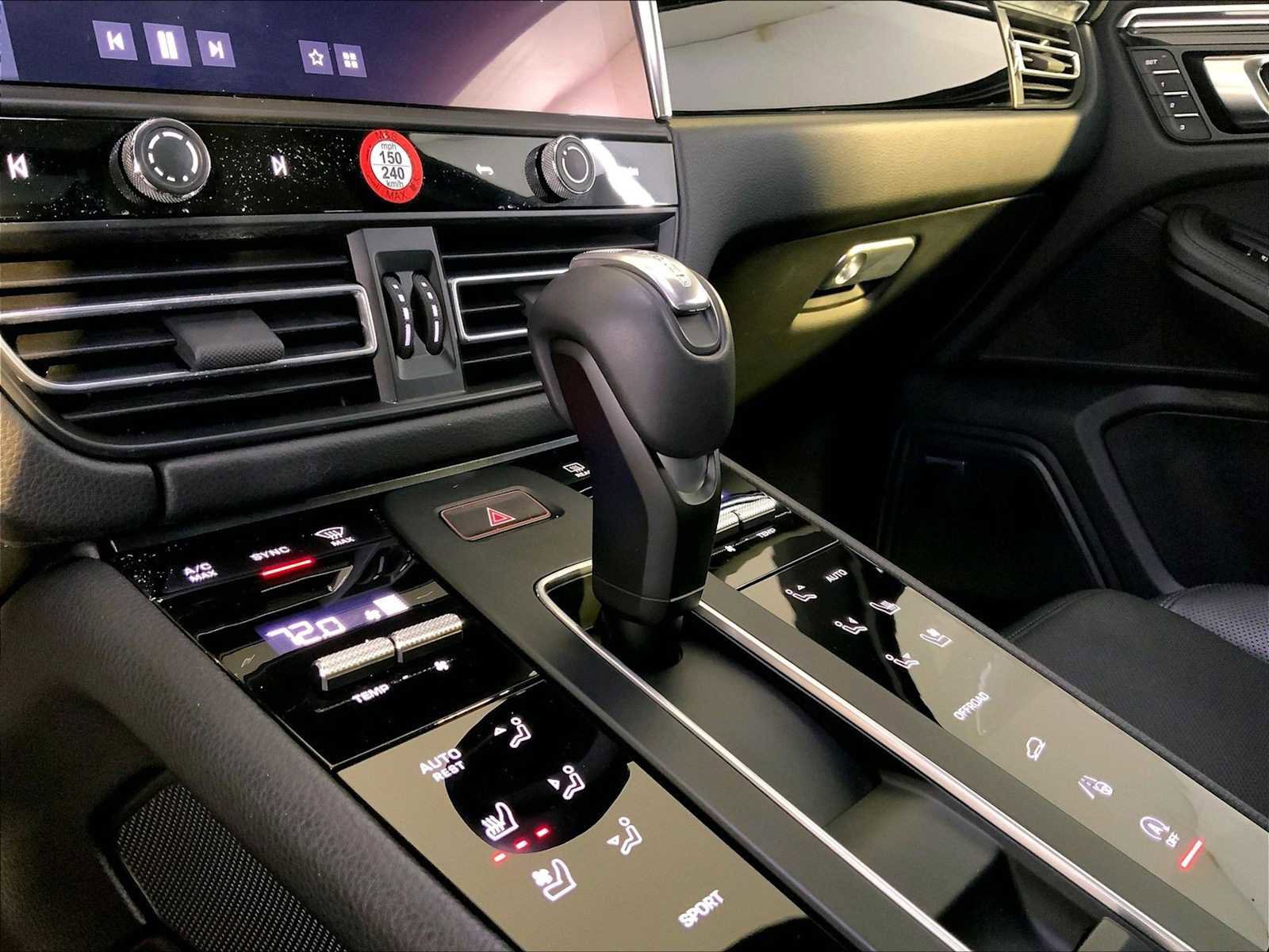 Certified 2025 Porsche Macan image 17