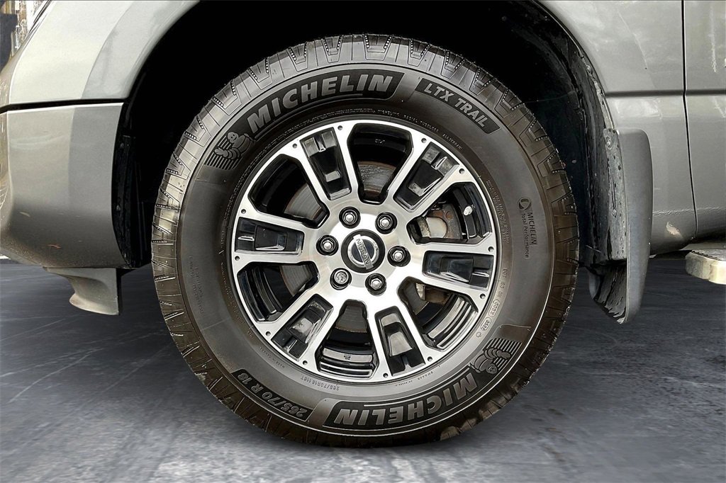 Used 2020 Nissan Titan SV w/ SV Convenience Package image 27