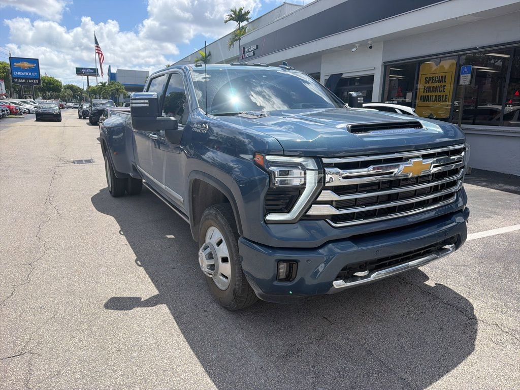 Used 2025 Chevrolet Silverado 3500 High Country w/ Technology Package AWD/4WD image 2