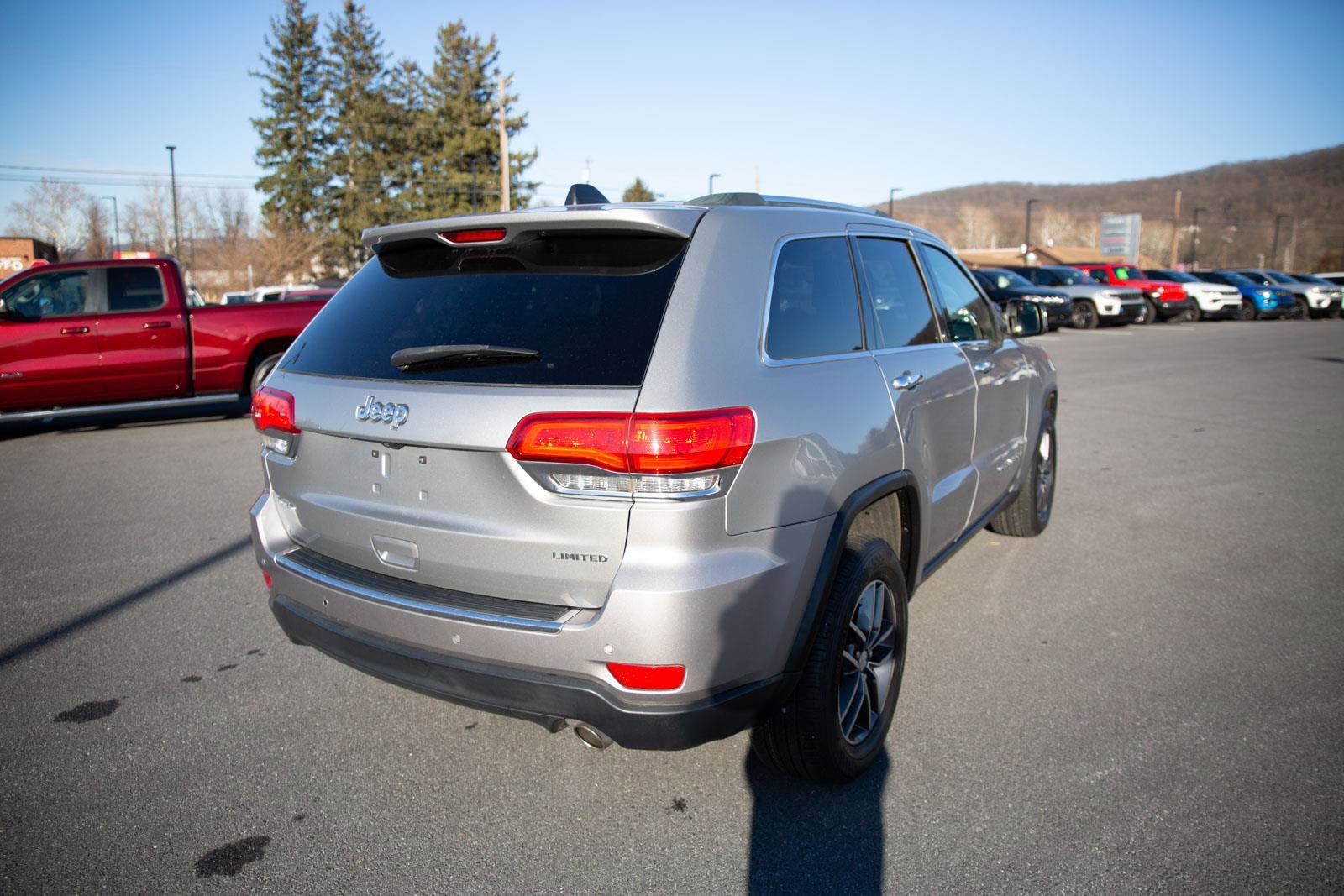Used 2018 Jeep Grand Cherokee Limited image 3