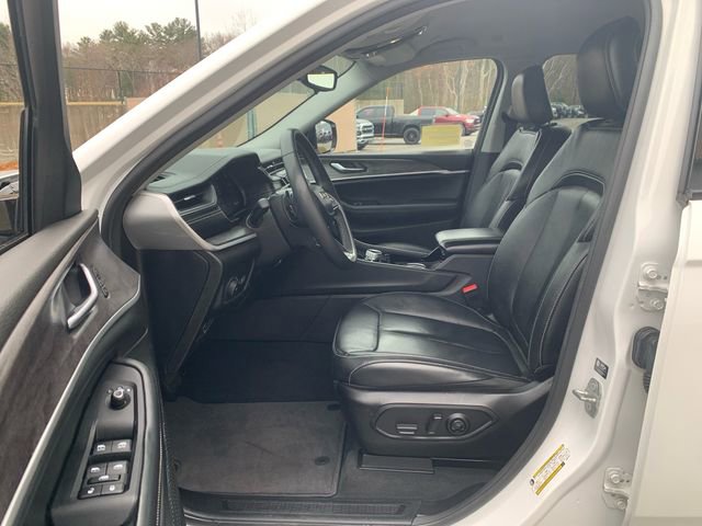 Used 2023 Jeep Grand Cherokee Limited w/ Black Appearance Package image 31