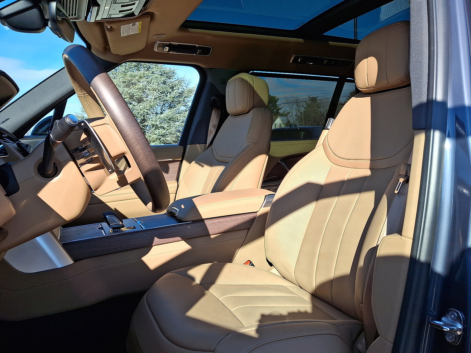 New 2026 Land Rover Range Rover Long Wheelbase SE image 3