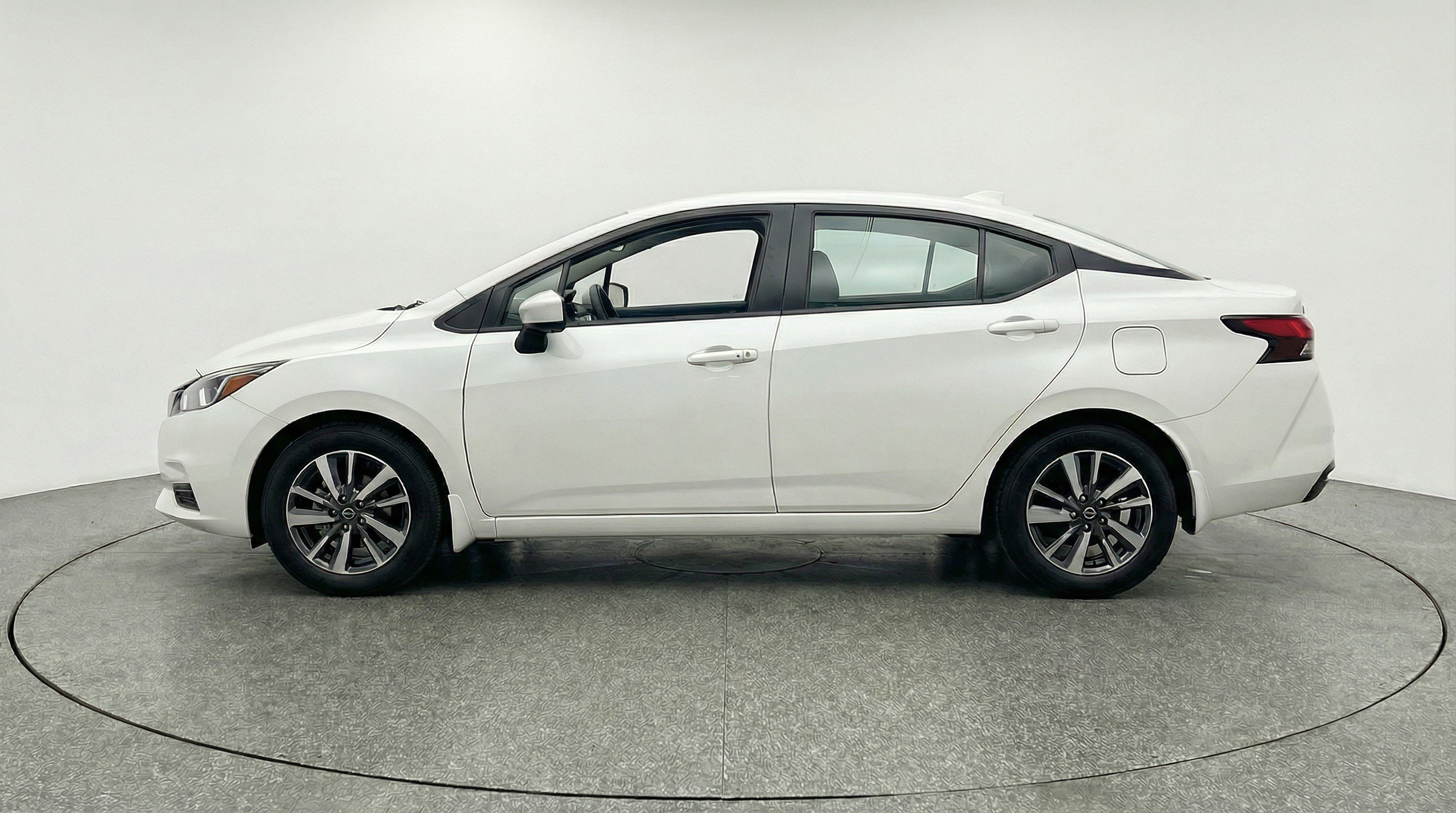 Used 2025 Nissan Versa SV image 5