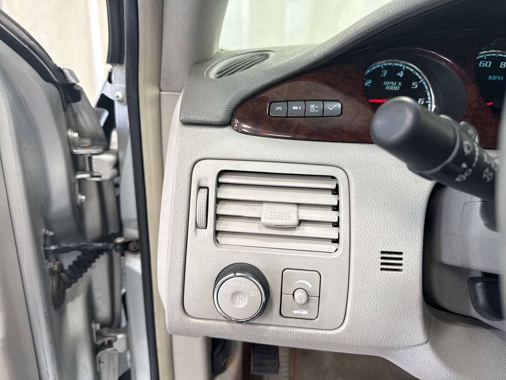 Used 2011 Buick Lucerne CXL FWD image 23