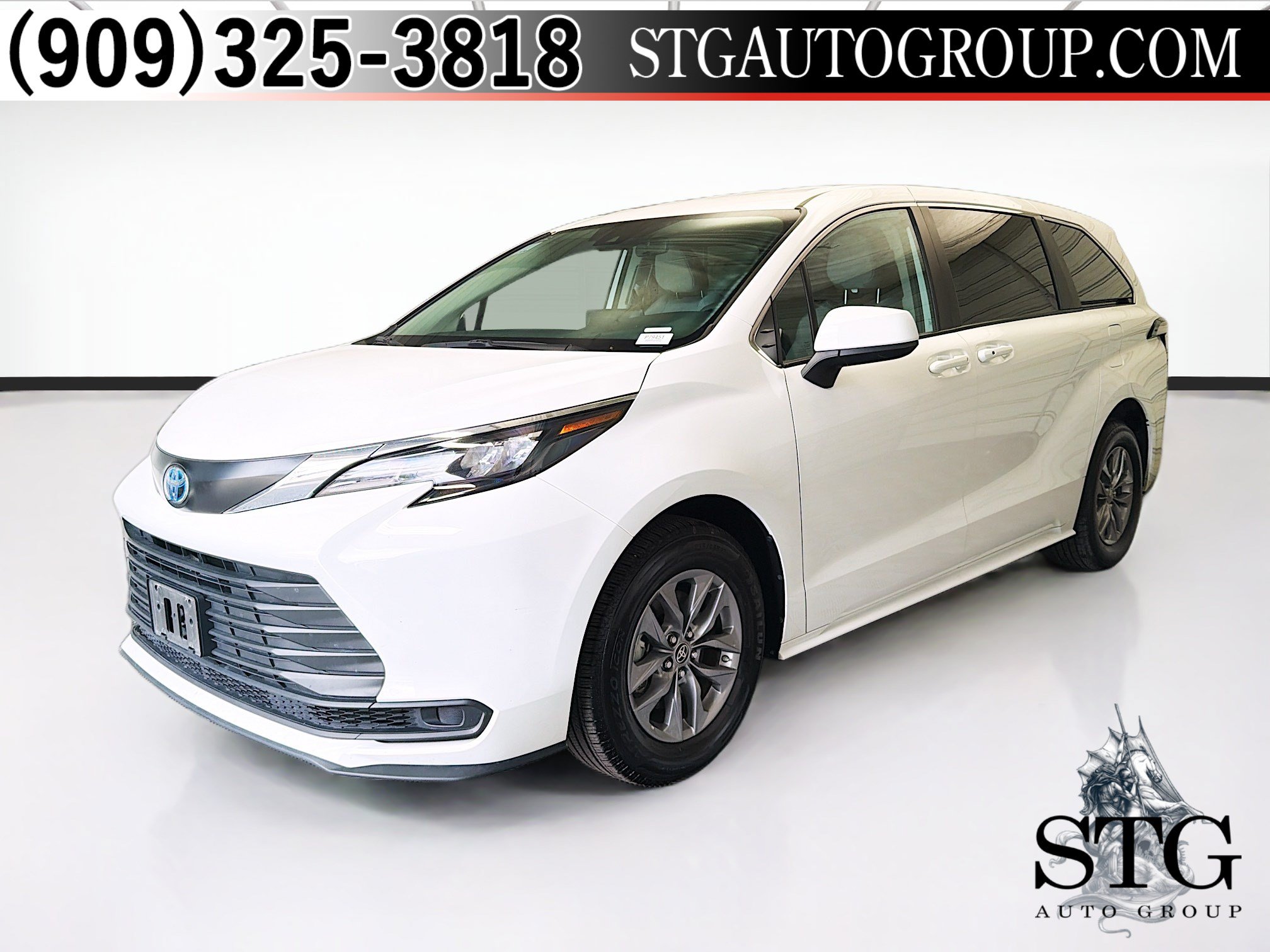 Used 2024 Toyota Sienna LE FWD image 1