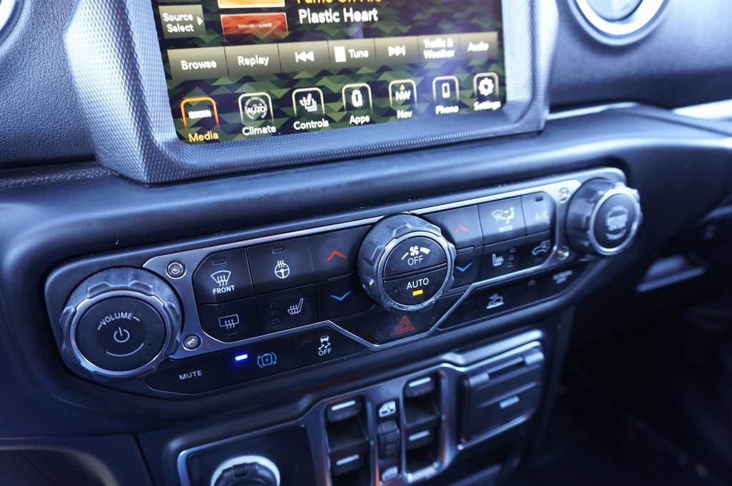 Used 2022 Jeep Wrangler Unlimited Sahara w/ Cold Weather Group image 17