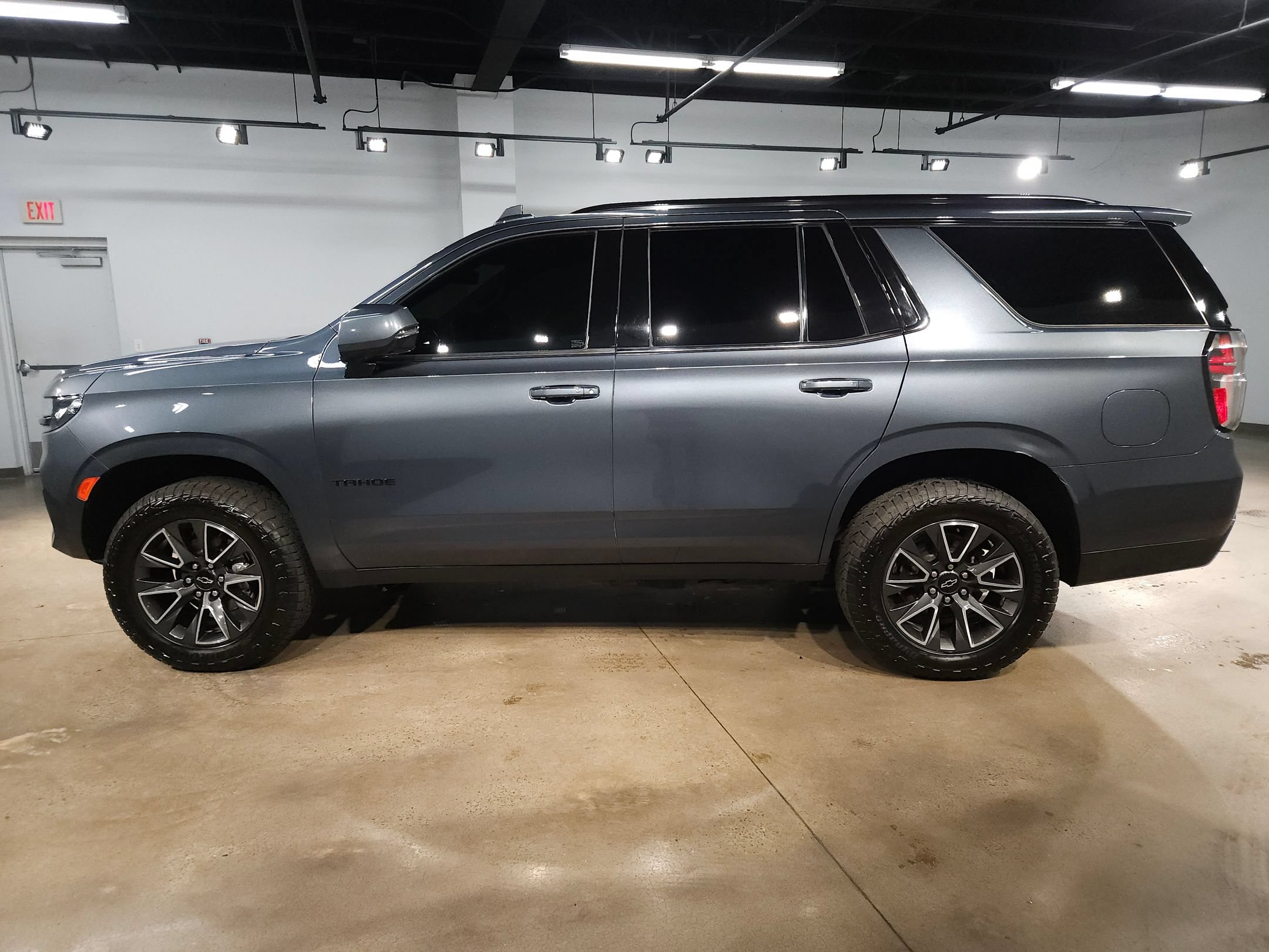 Used 2021 Chevrolet Tahoe Z71 w/ Luxury Package AWD/4WD image 4