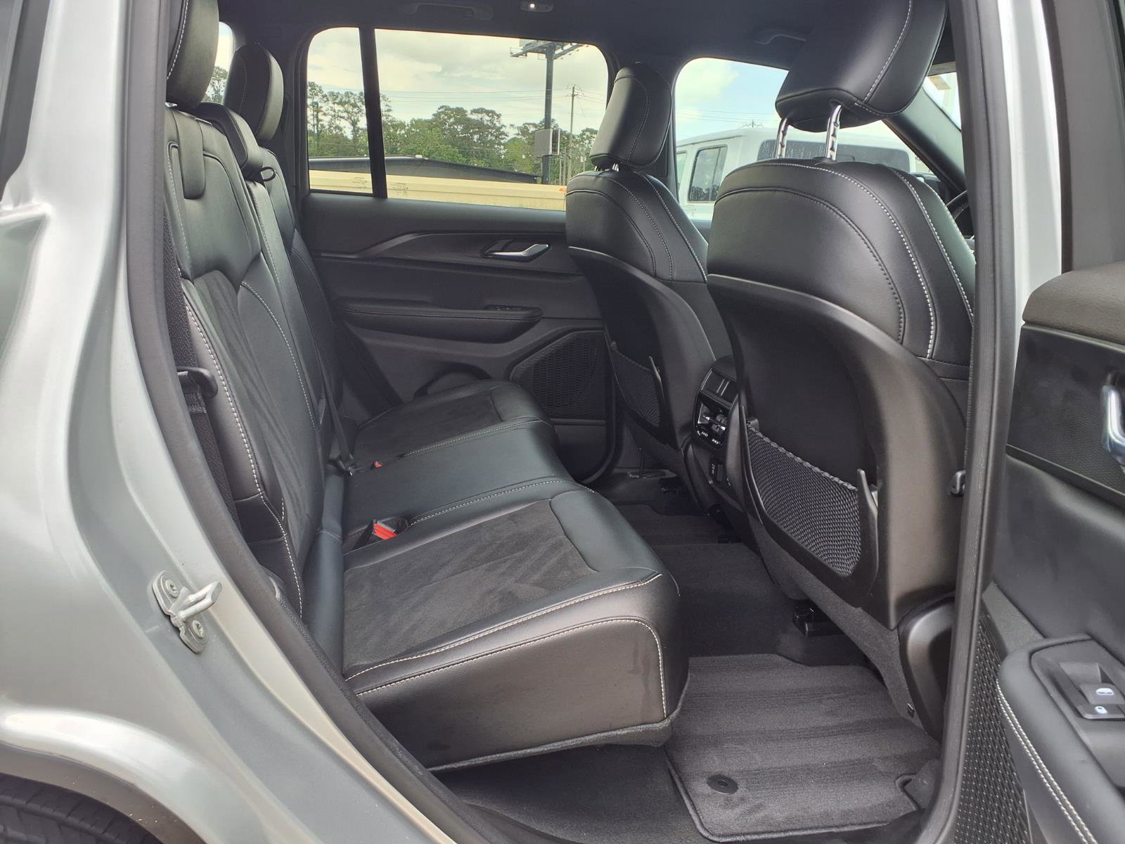 Used 2025 Jeep Grand Cherokee Altitude AWD/4WD image 8