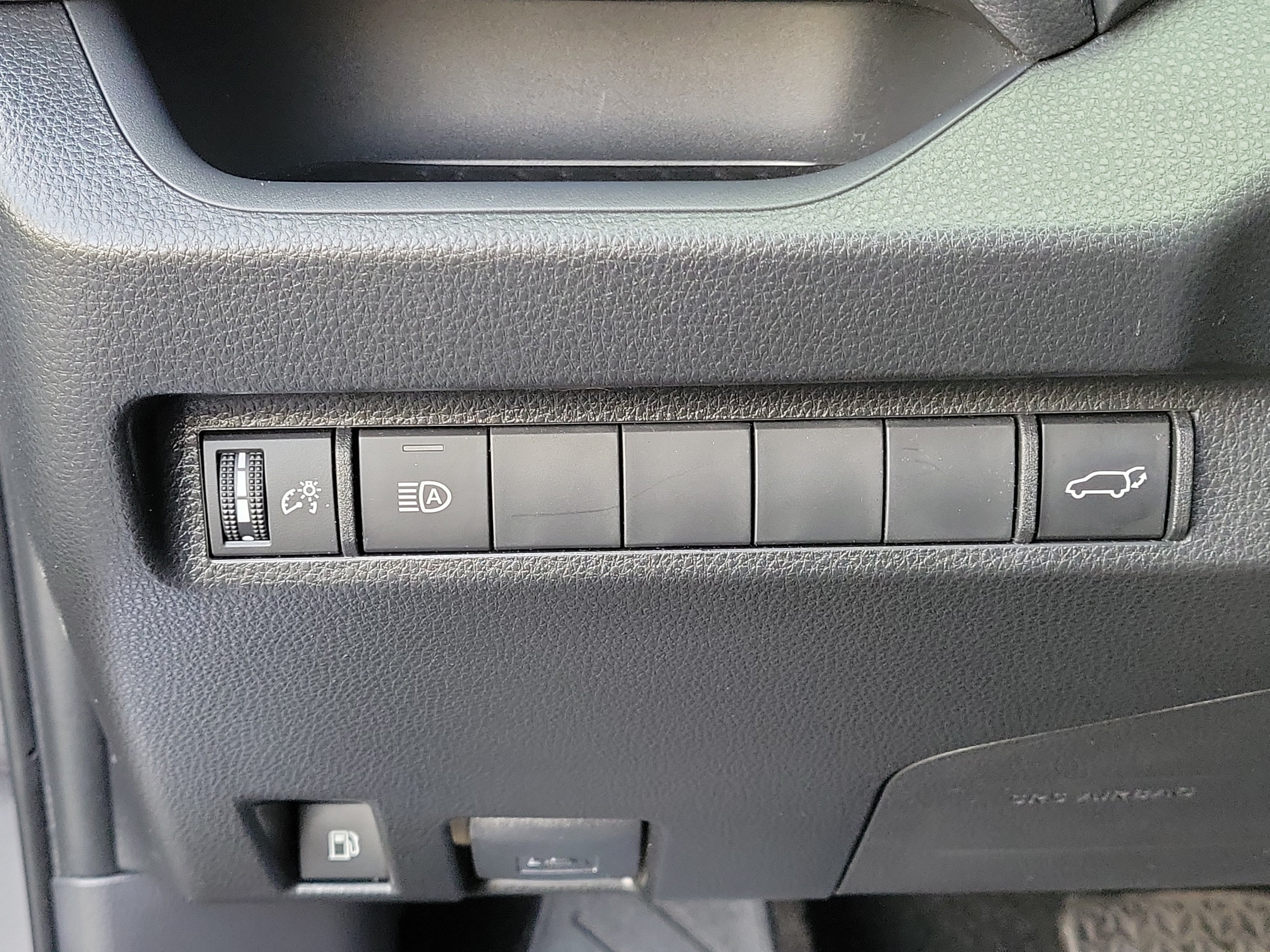 Used 2025 Toyota RAV4 XSE AWD/4WD image 32