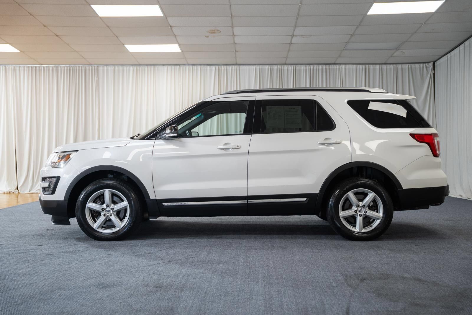 Used 2016 Ford Explorer XLT w/ Equipment Group 202A AWD/4WD image 5