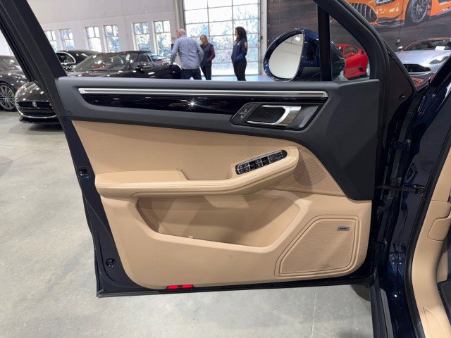 Used 2021 Porsche Macan w/ Premium Package image 48