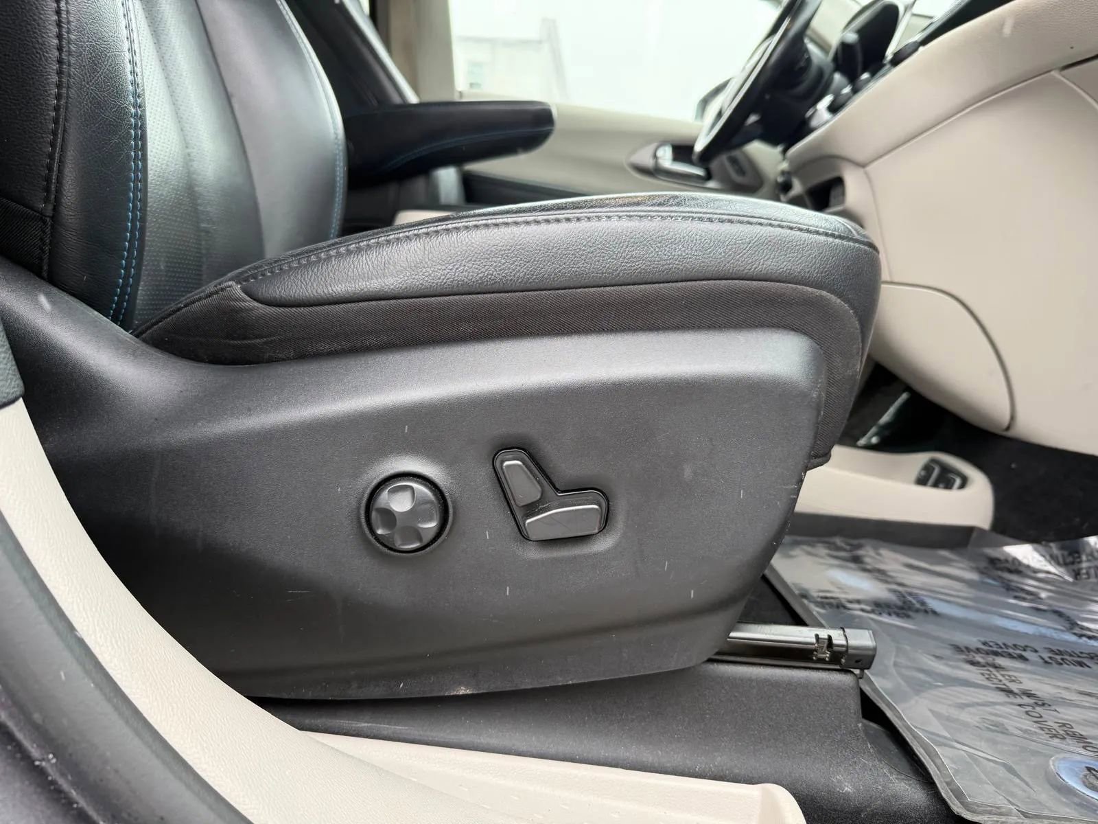 Used 2021 Chrysler Pacifica Touring-L image 28