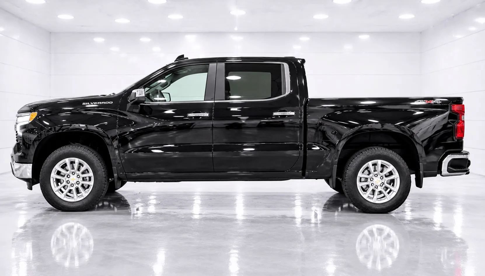 Used 2023 Chevrolet Silverado 1500 LT AWD/4WD image 2