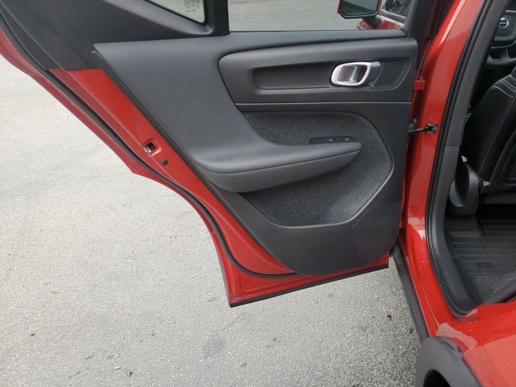 Used 2021 Volvo XC40 T5 Momentum w/ Climate Package image 26