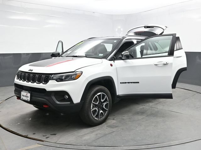 Used 2025 Jeep Compass Trailhawk AWD/4WD image 43